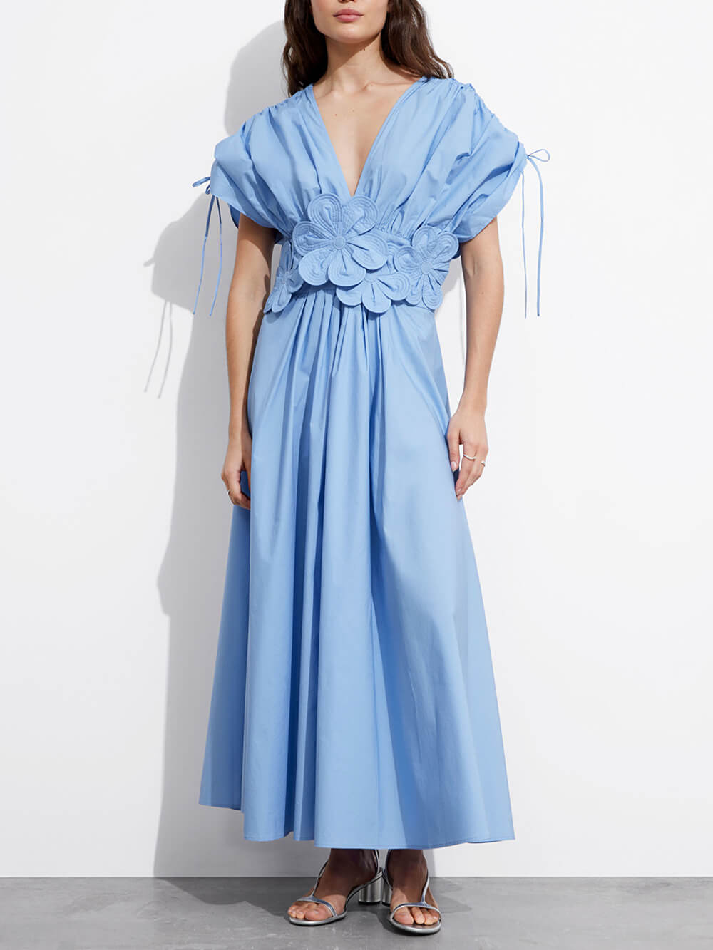 Vestido midi com apliques florais