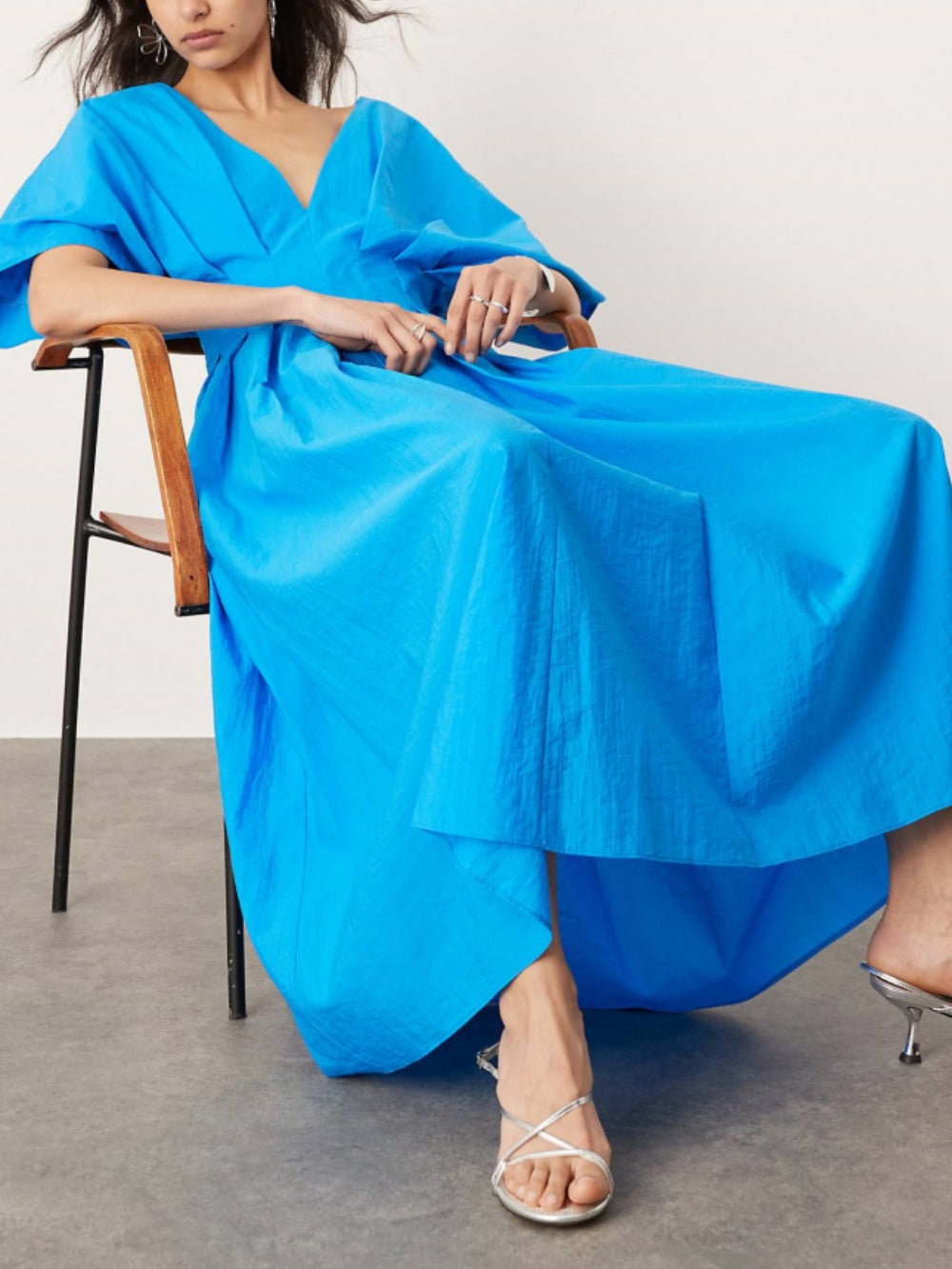 Abito midi a maniche corte con scollo a V in blu