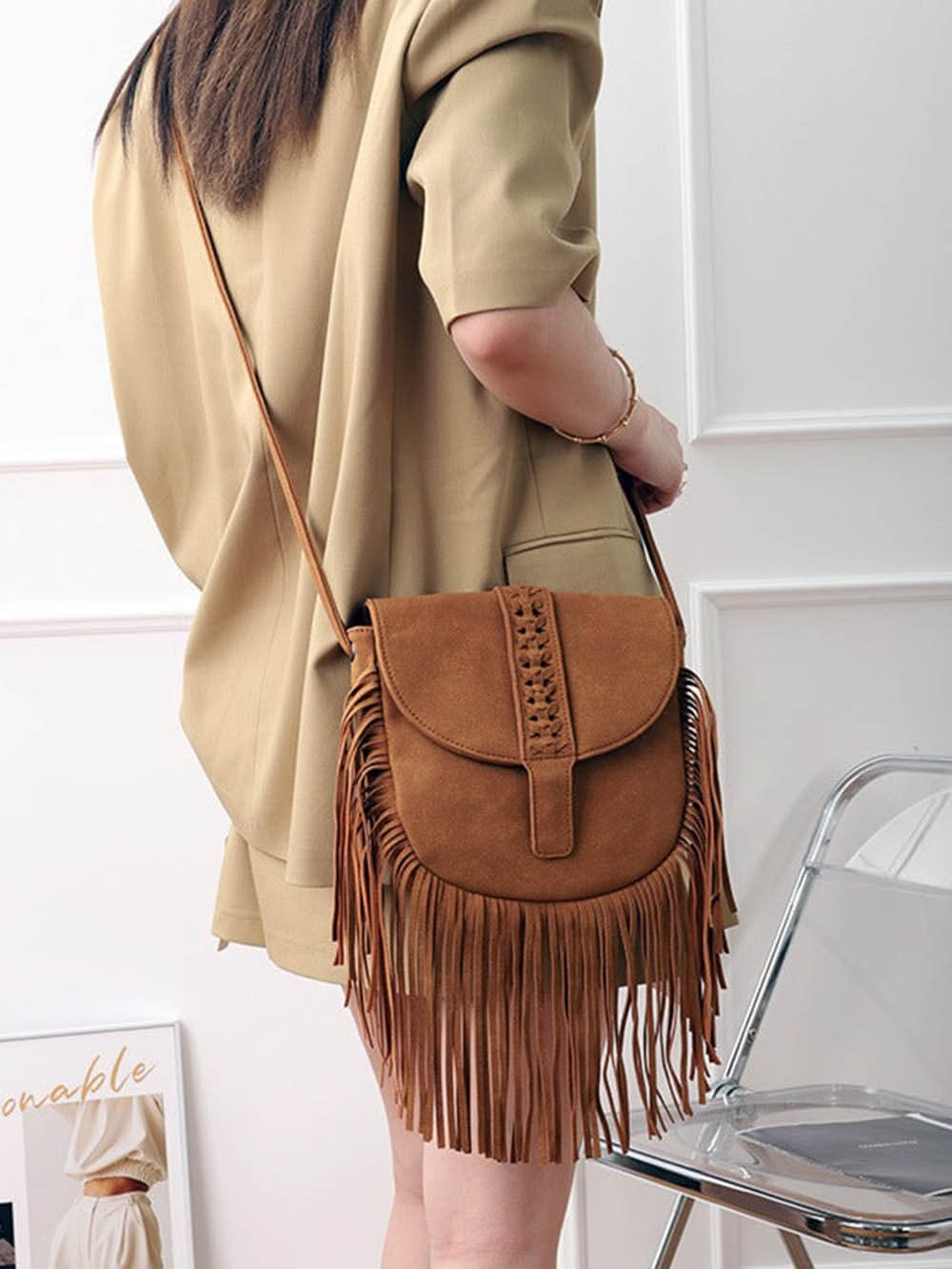 Sac à bandoulière à pompon en cuir semi-circulaire tissé