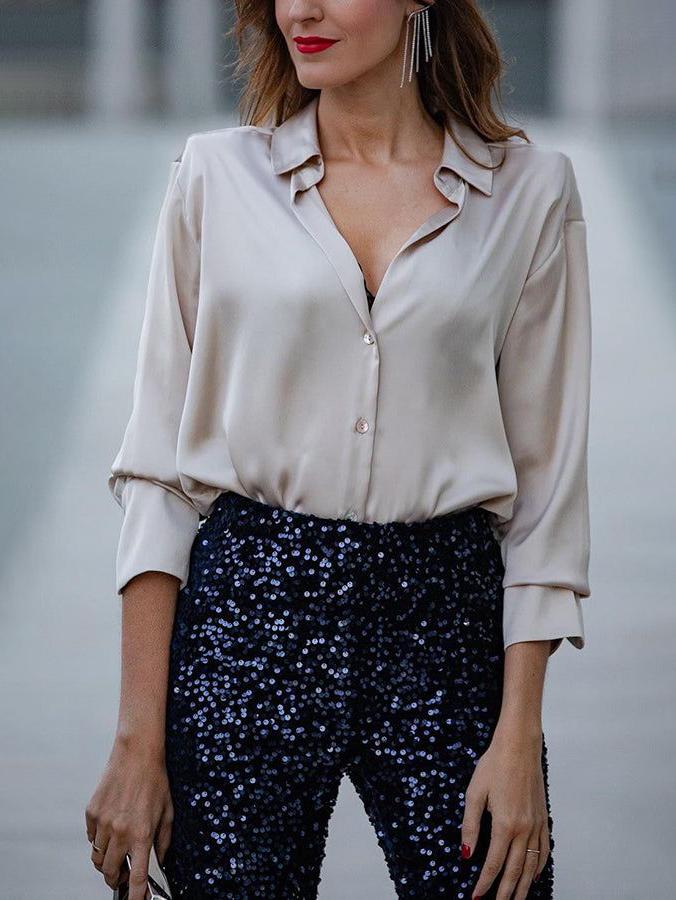 Elegancka satynowa koszula z długim rękawem i luźną konstrukcją