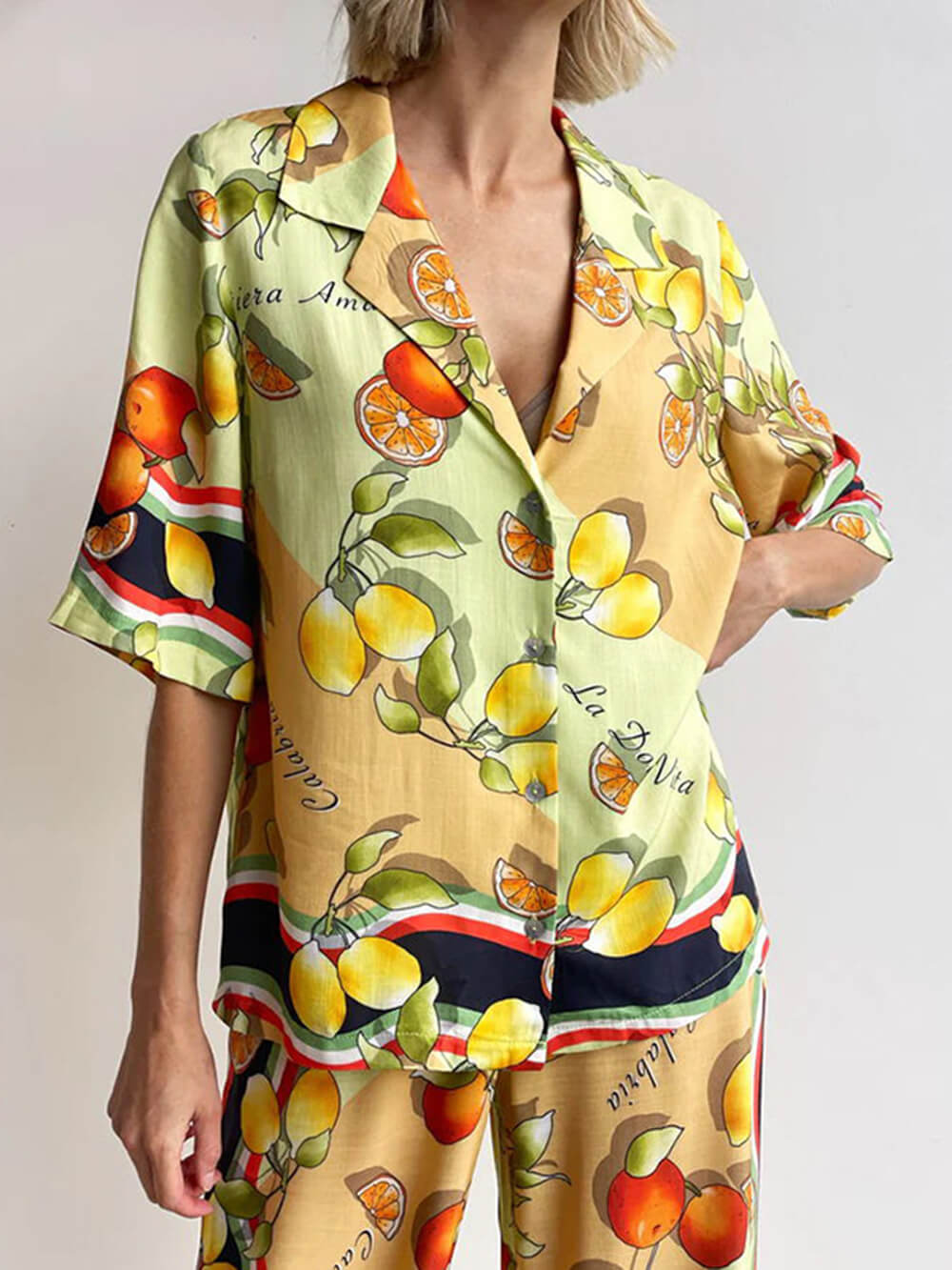 Pantalones anchos de tiro medio con estampado de limón moderno