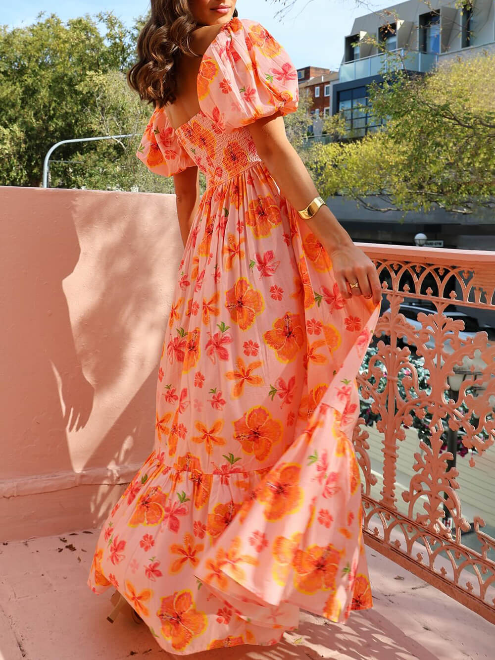 Robe longue à imprimé floral et manches bouffantes au dos avec poche smockée