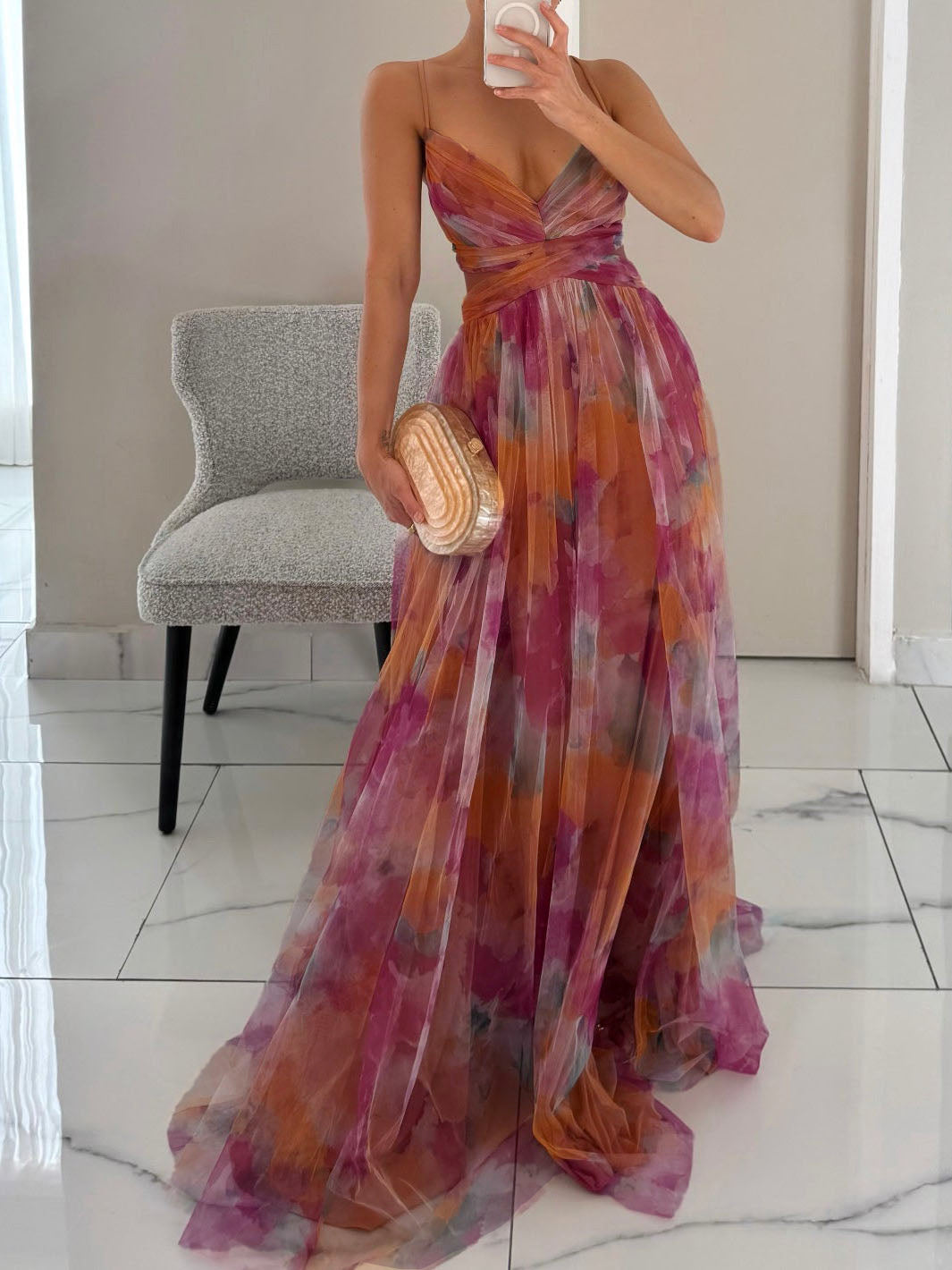 Rochie maxi elegantă cu decolteu în V cu imprimeu floral pictat