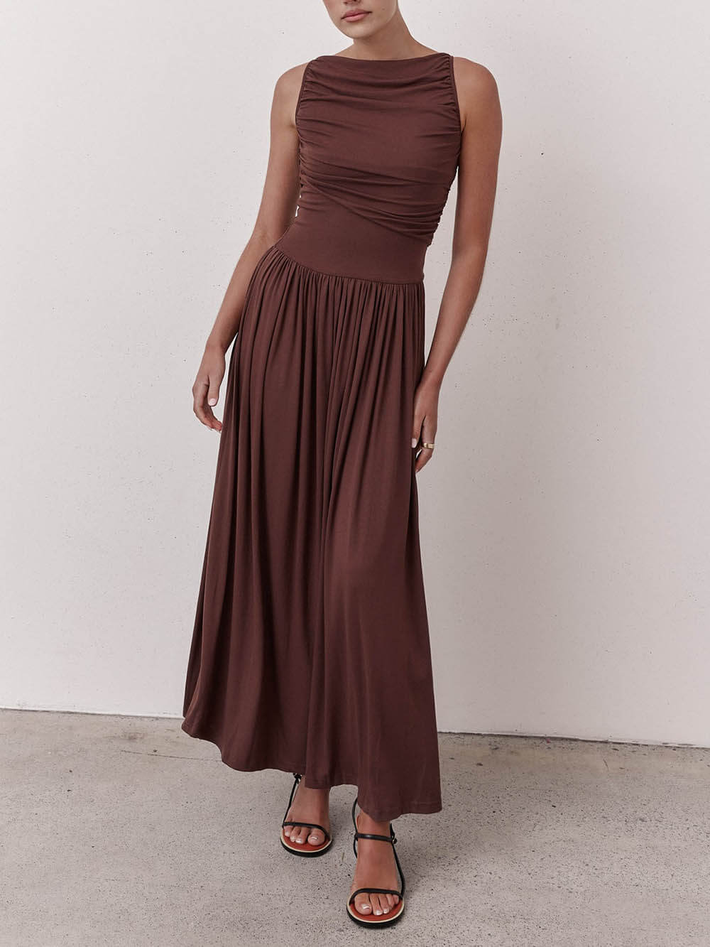 Rochie maxi fără mâneci plisată elegantă