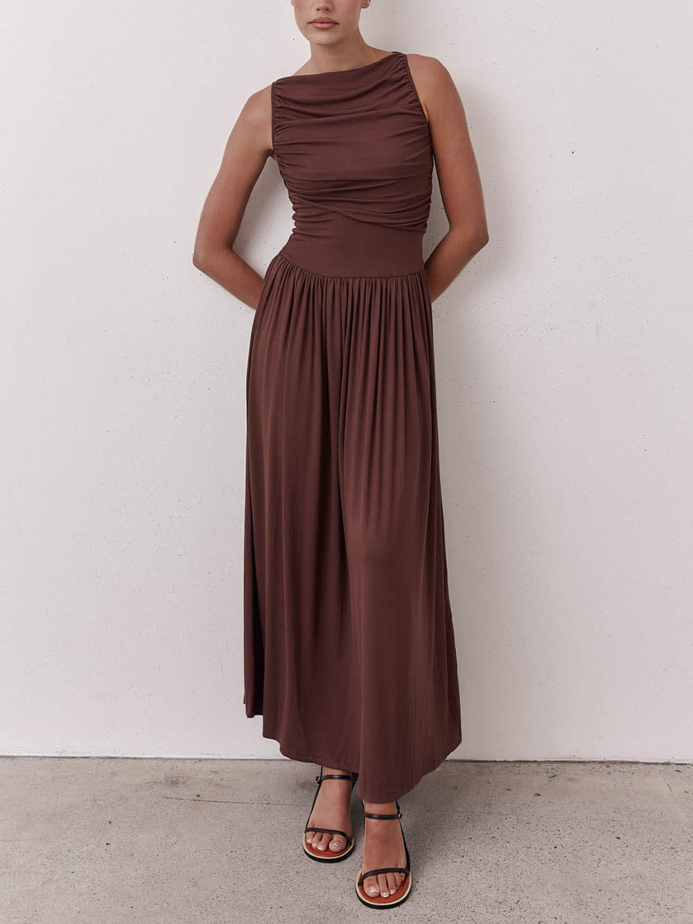 Rochie maxi fără mâneci plisată elegantă