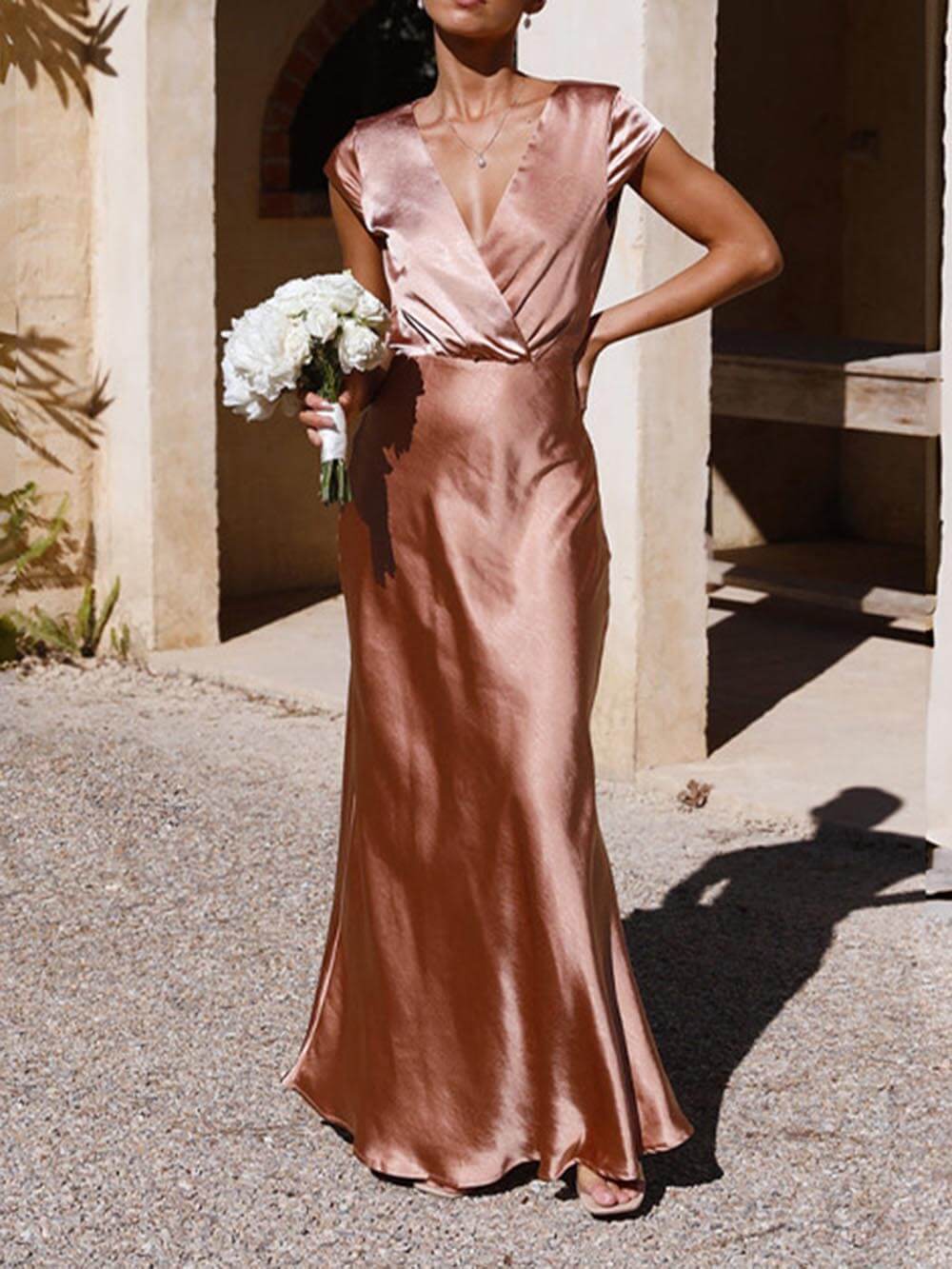 Frühlings-/Sommer-Partykleid aus einfarbigem Satin mit V-Ausschnitt und Fischschwanz