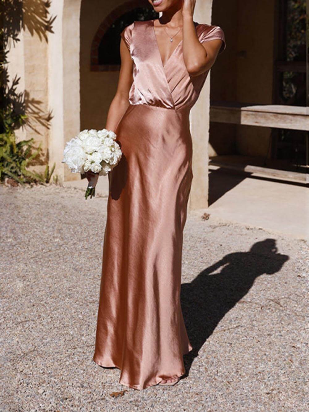 Frühlings-/Sommer-Partykleid aus einfarbigem Satin mit V-Ausschnitt und Fischschwanz