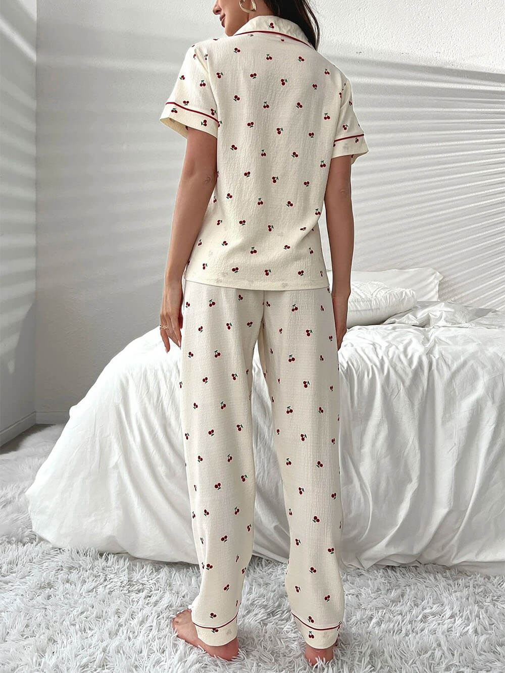 Cherry Print Kontrast Piping Bluse og bukser Pyjamassett