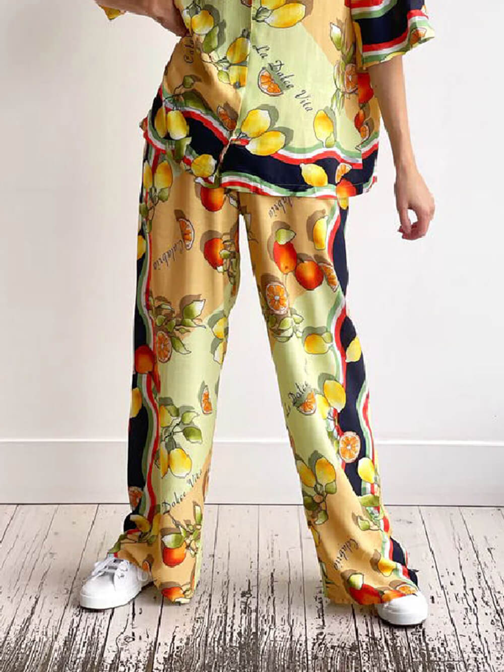 Pantalones anchos de tiro medio con estampado de limón moderno
