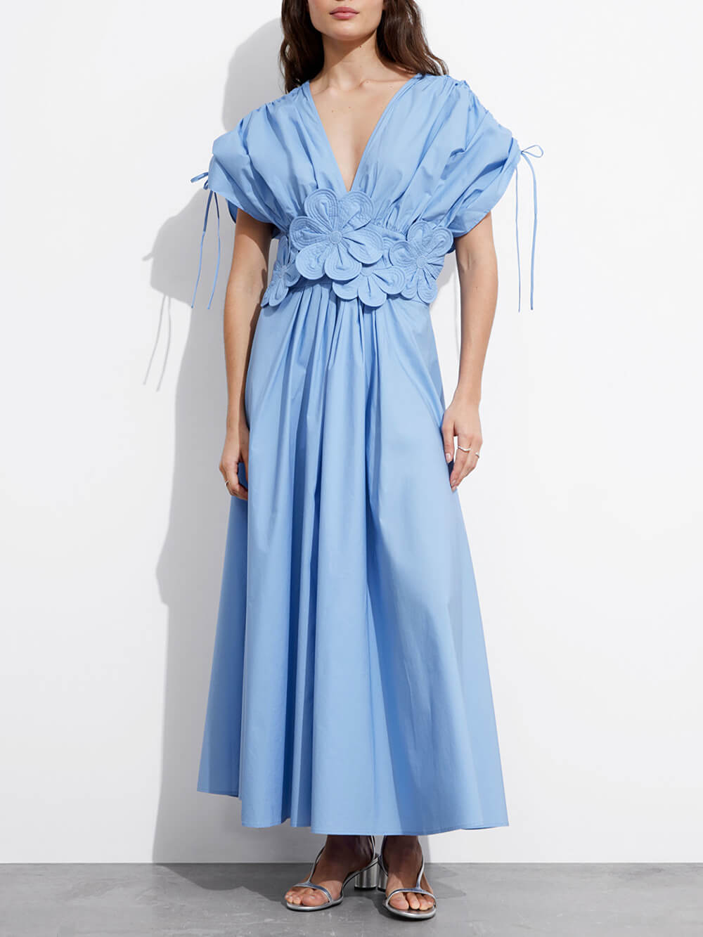 Vestido midi con apliques florales
