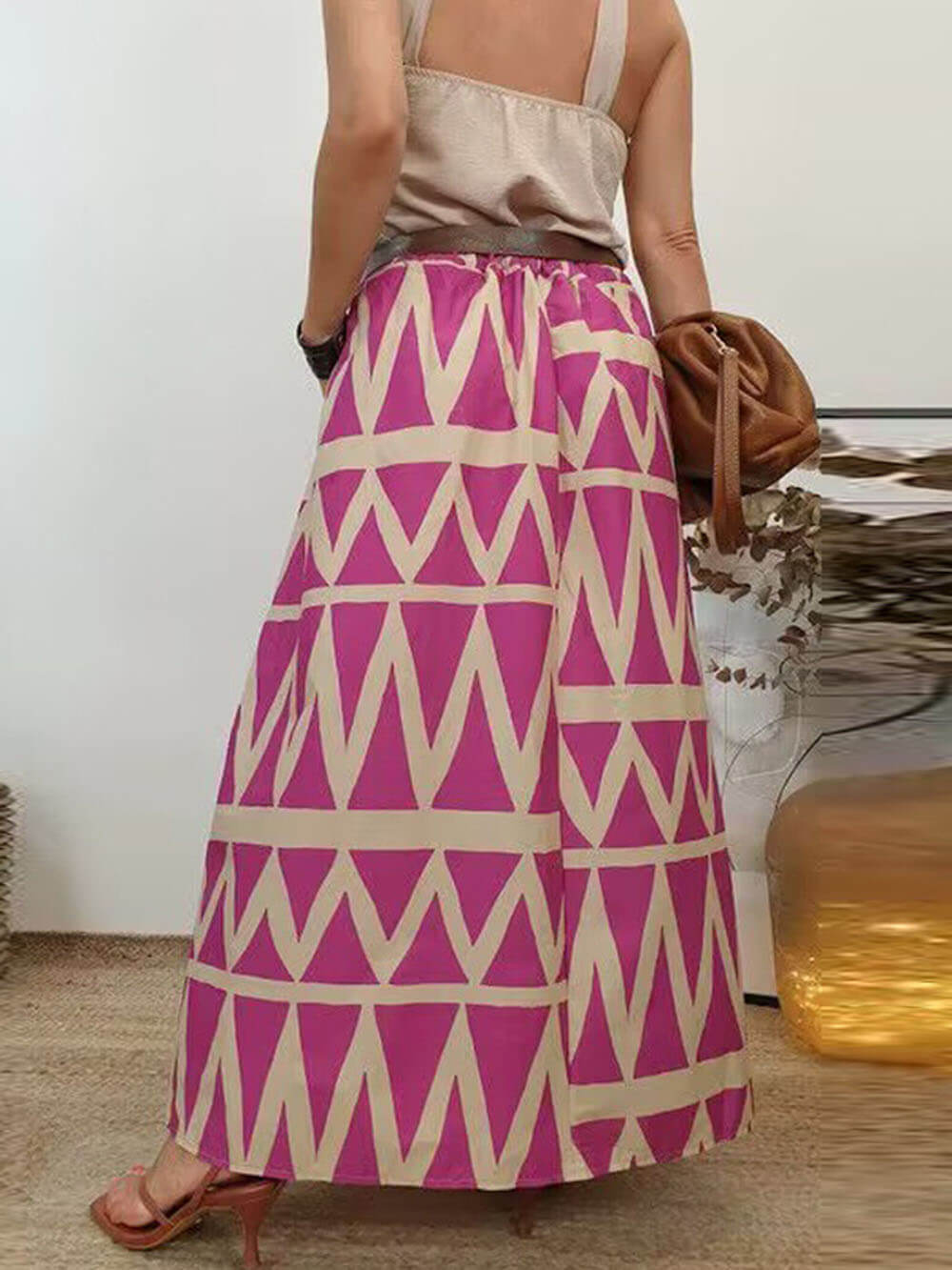 Saia maxi com bolso elástico na cintura traseira com estampa triangular