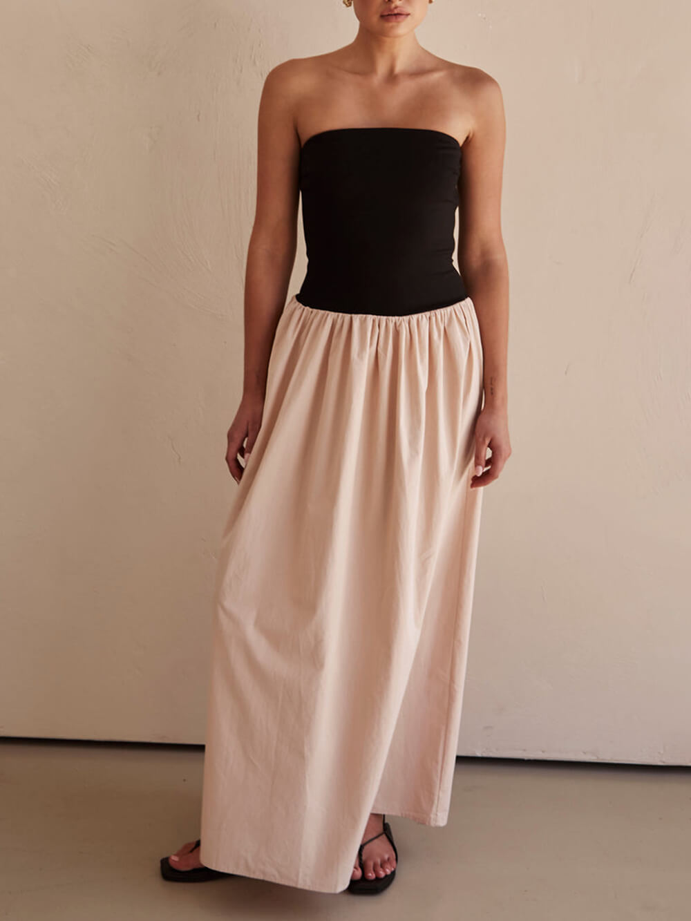 Strapless maxi-jurk met zwarte en zandpanelen