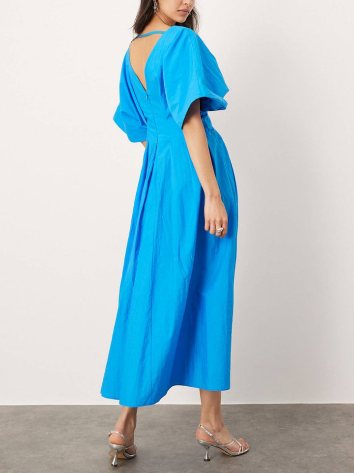 Robe midi à manches courtes et col en V en bleu