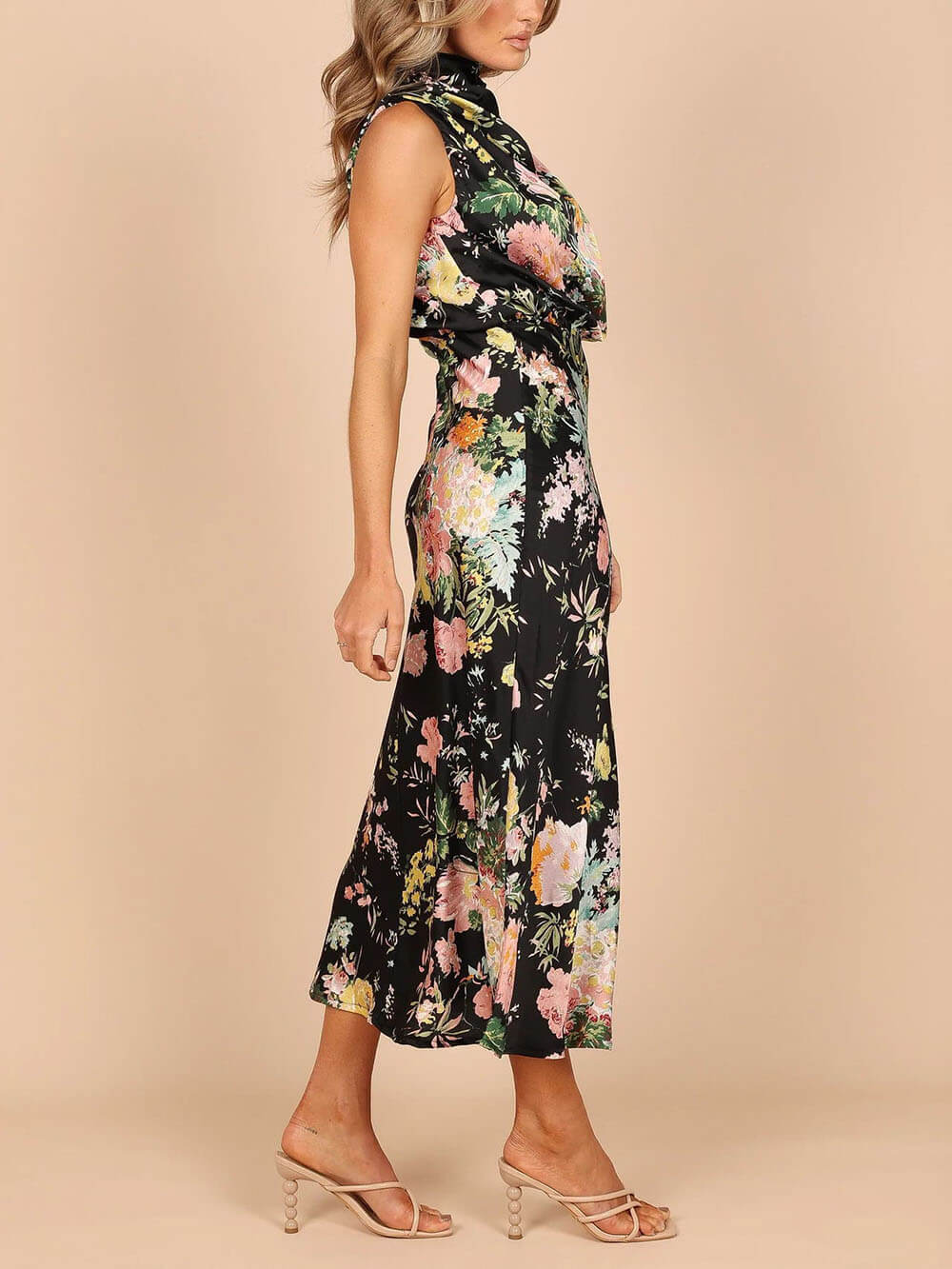 Vestido maxi floral com decote halter e cintura elástica