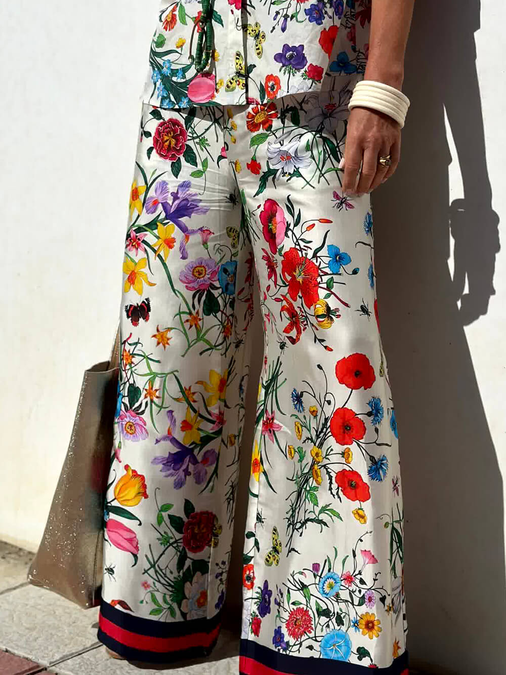 Pantalones anchos con bolsillos y cintura elástica con estampado floral único