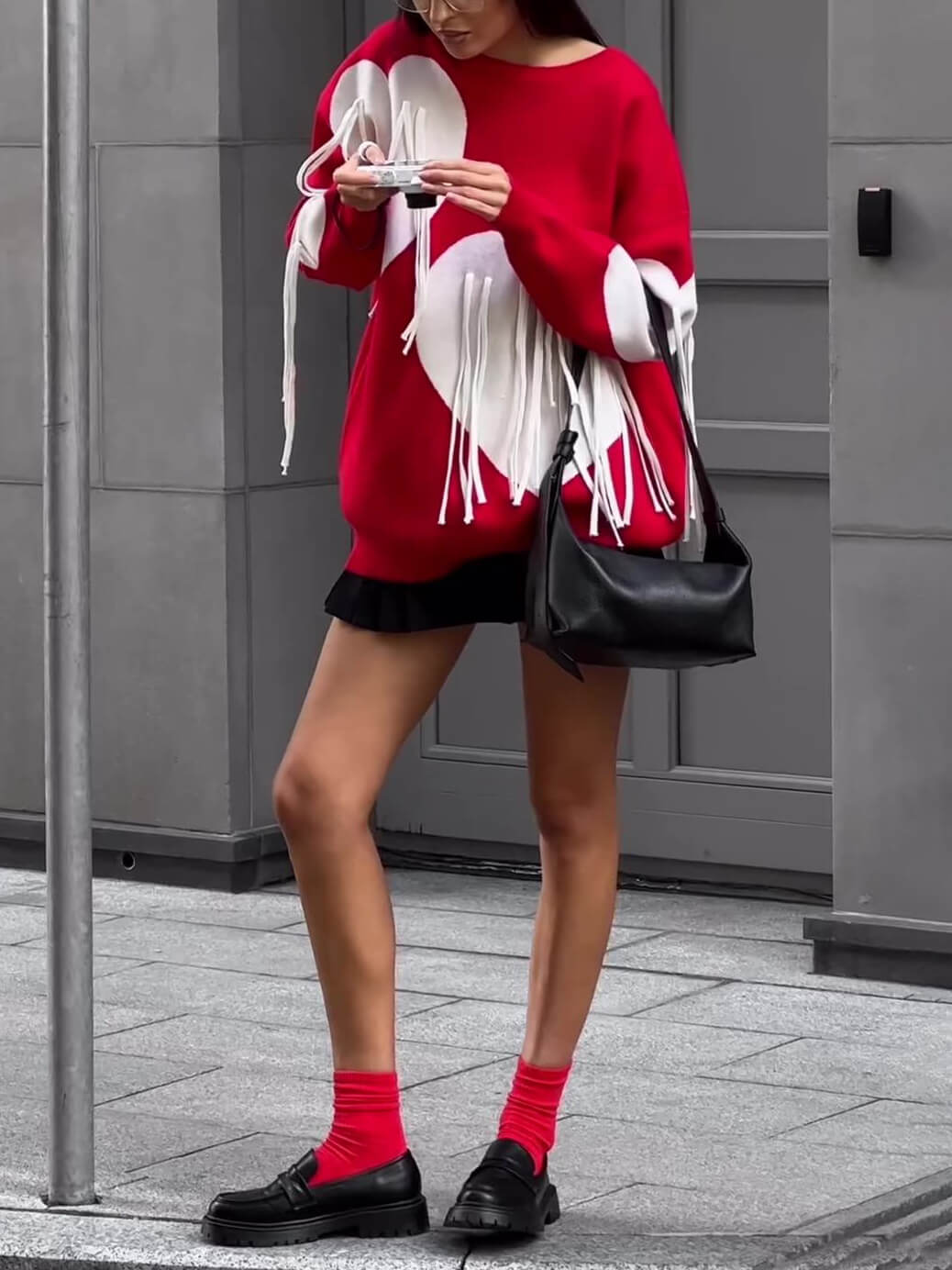 Maglione lungo e largo con scollo rotondo e nappa a cuore