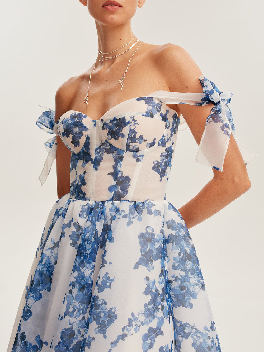 Vestido midi floral delicado com alças