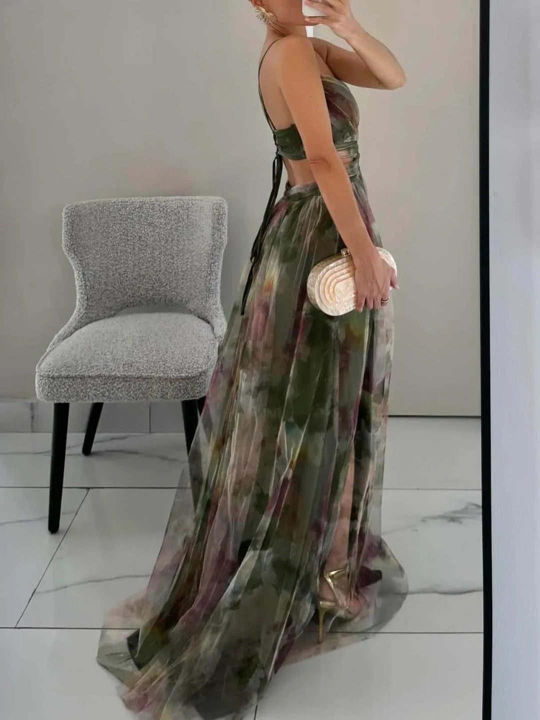 Vestido maxi elegante com estampa floral pintada e decote em V linha A