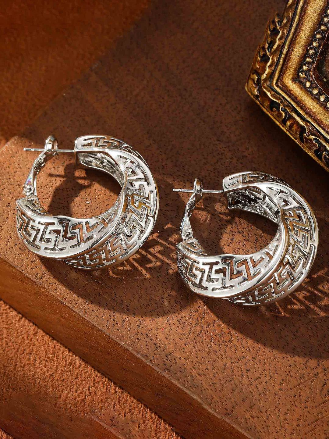 Personalized Palace Style Hollow Pattern Light Luxury Earrings