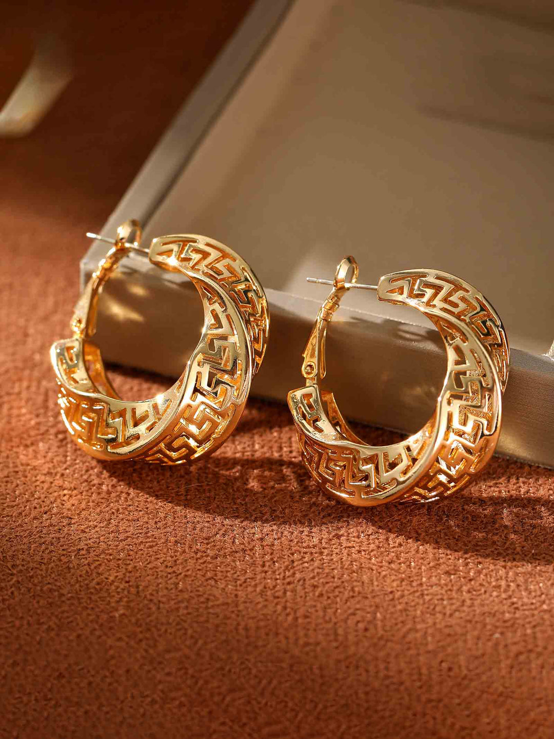 Personalized Palace Style Hollow Pattern Light Luxury Earrings