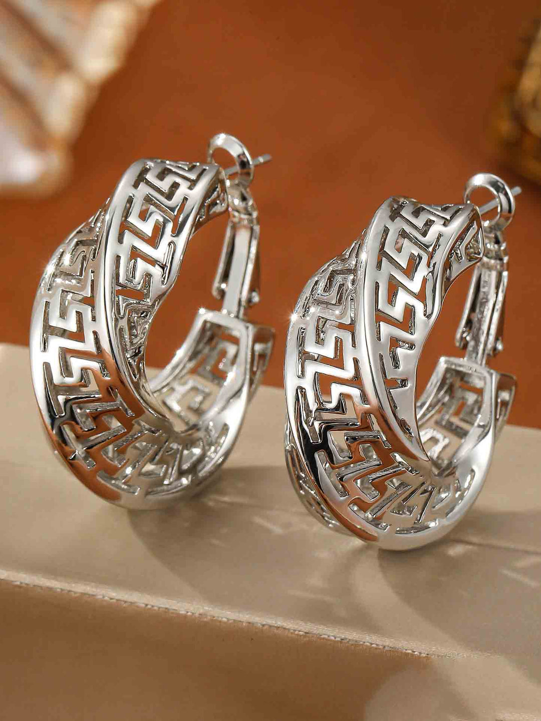 Personalized Palace Style Hollow Pattern Light Luxury Earrings