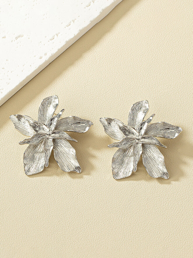 Pendientes de flores con textura de metal