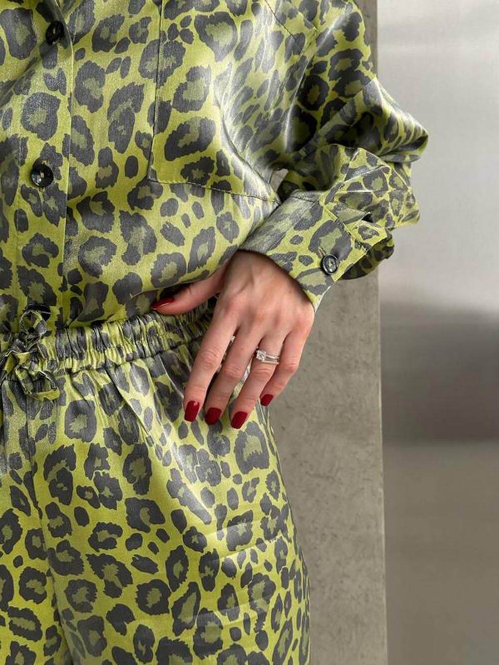 Set unico di top a maniche lunghe con stampa leopardata e pantaloni larghi con elastico in vita