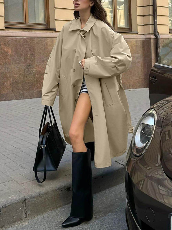 Klassieke lange trenchcoat met losse revers en enkele rij knopen