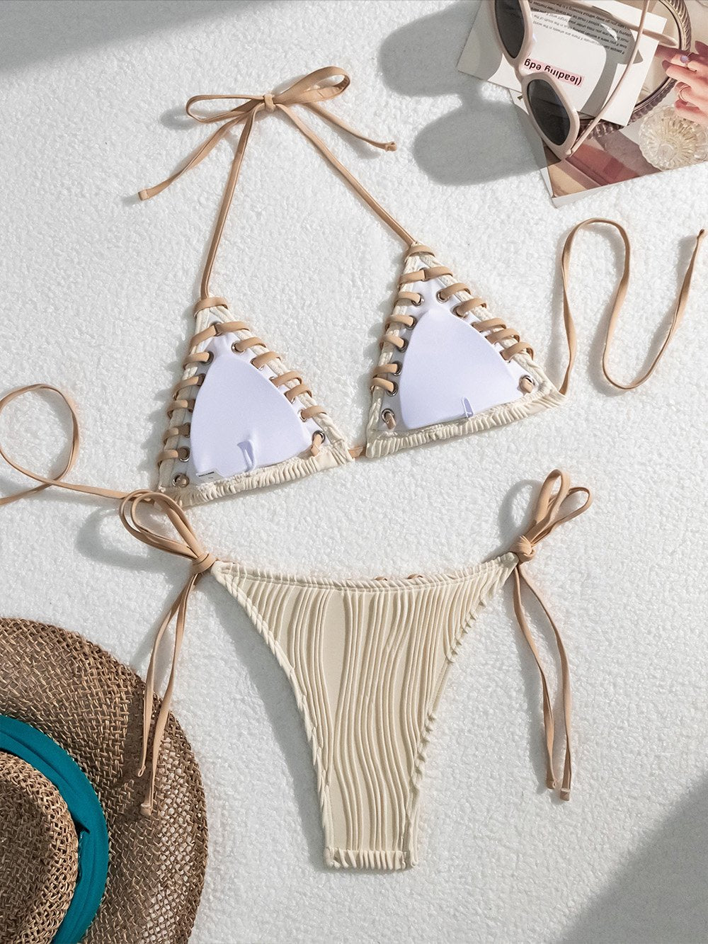 Bikini-Set mit Schnürung und Kontrast