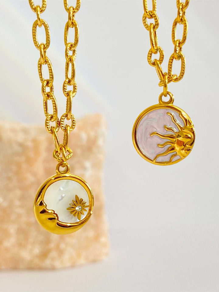 Collier rond soleil tridimensionnel rétro