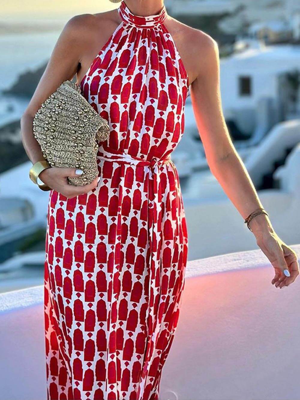 Sexy en modieuze midi-jurk met halterhals en strandsplit met print