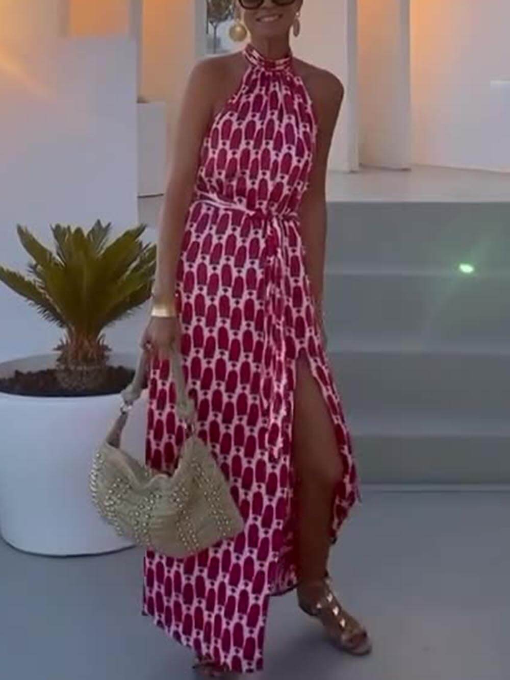 Sexy en modieuze midi-jurk met halterhals en strandsplit met print