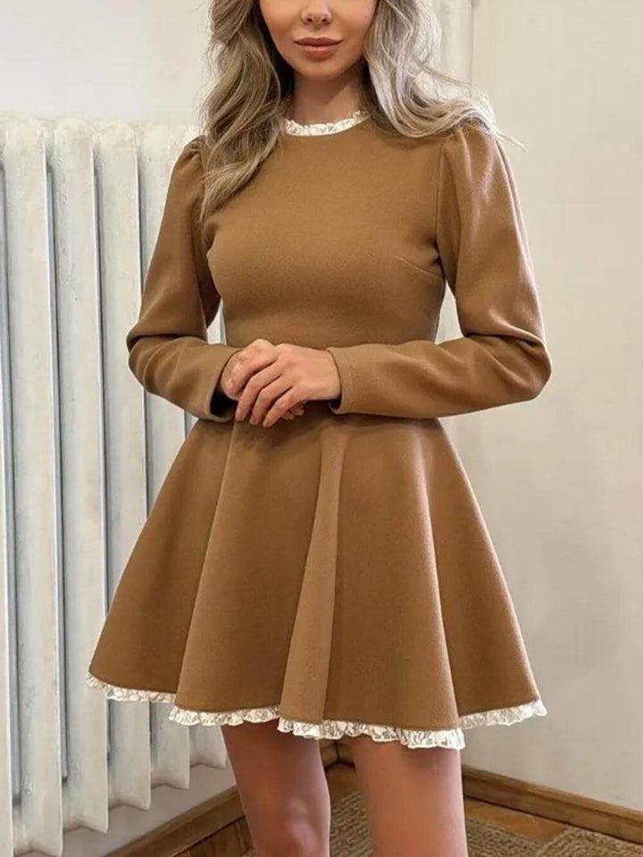 Mini-robe élégante à manches longues et taille haute avec panneau en dentelle