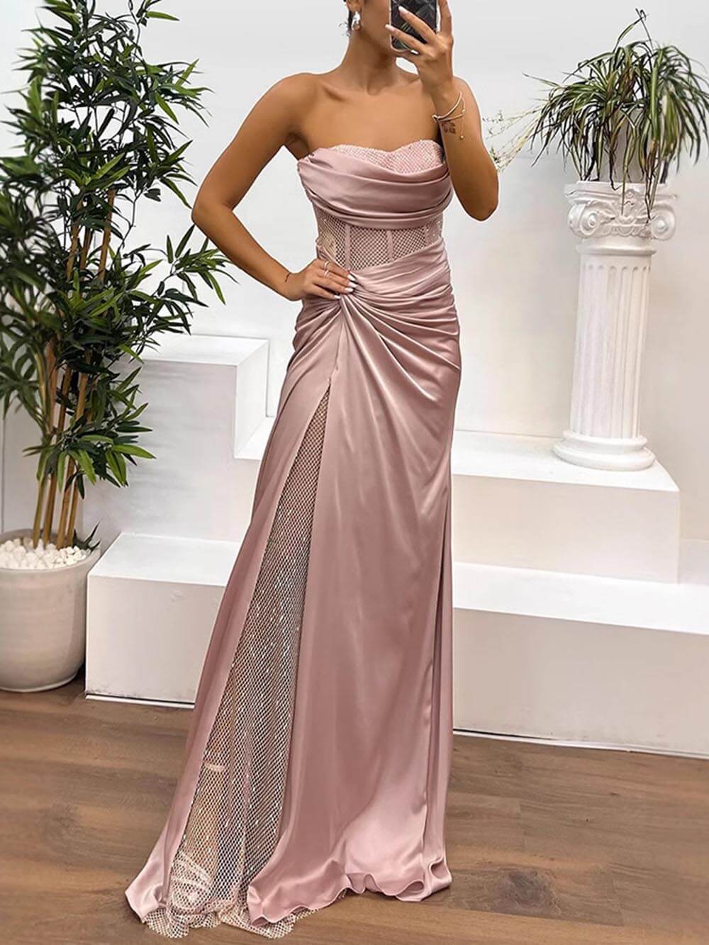 Delikat Satin Paneled Mesh Paljettstoff Off Shoulder Ruched Drape Maxi Dress