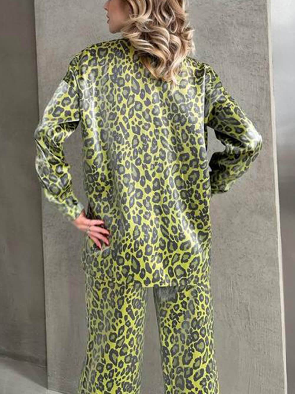 Conjunto exclusivo de blusa de manga comprida com estampa de leopardo e calças soltas com cintura elástica