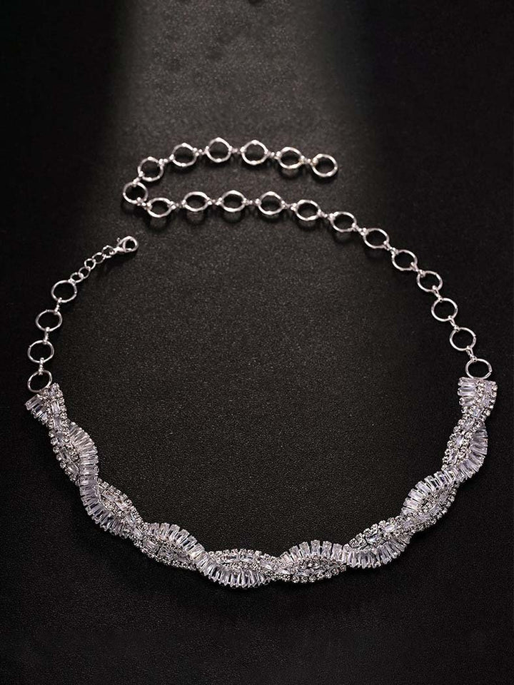 Collier de strass de conception de croix de fête