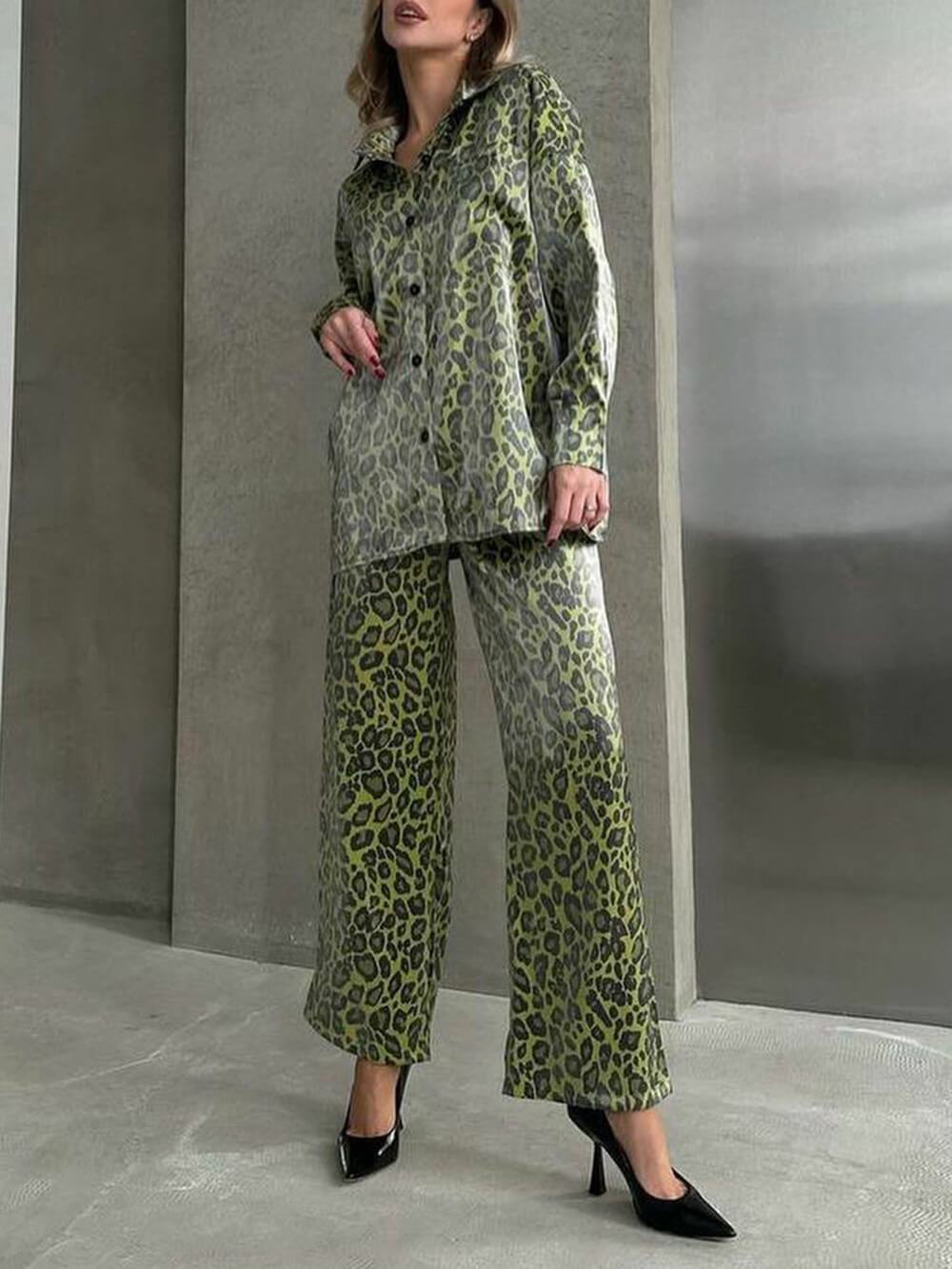 Set unico di top a maniche lunghe con stampa leopardata e pantaloni larghi con elastico in vita