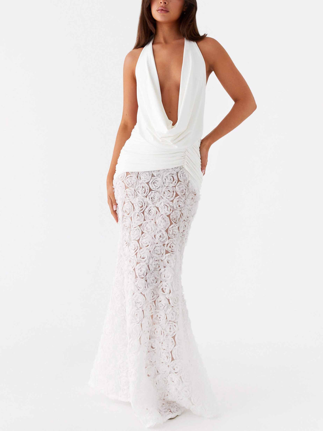 Elegante maxi abito plissettato con motivo floreale a V profonda