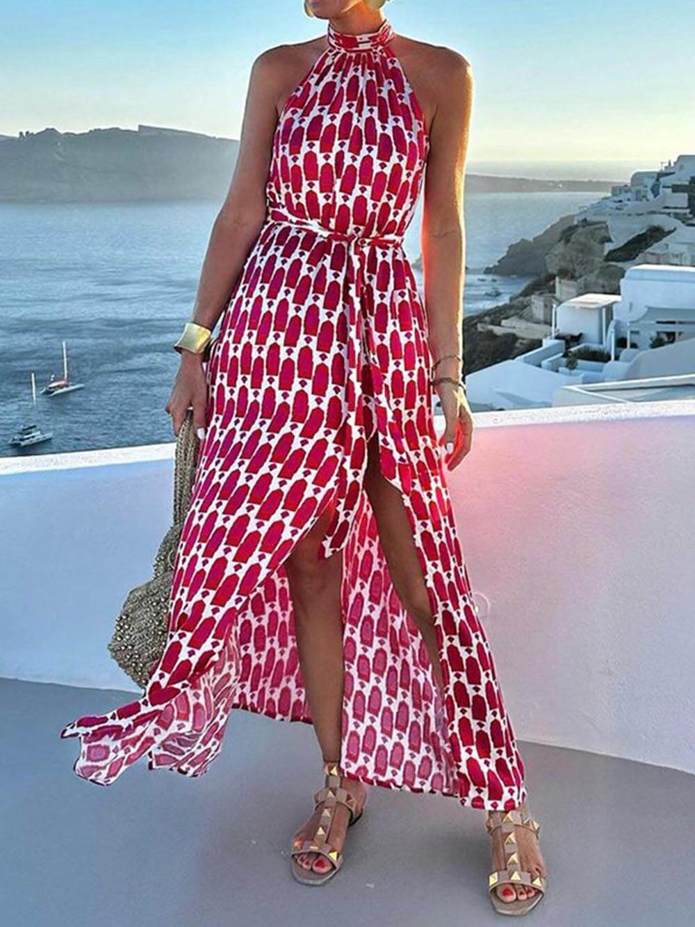 Sexy en modieuze midi-jurk met halterhals en strandsplit met print