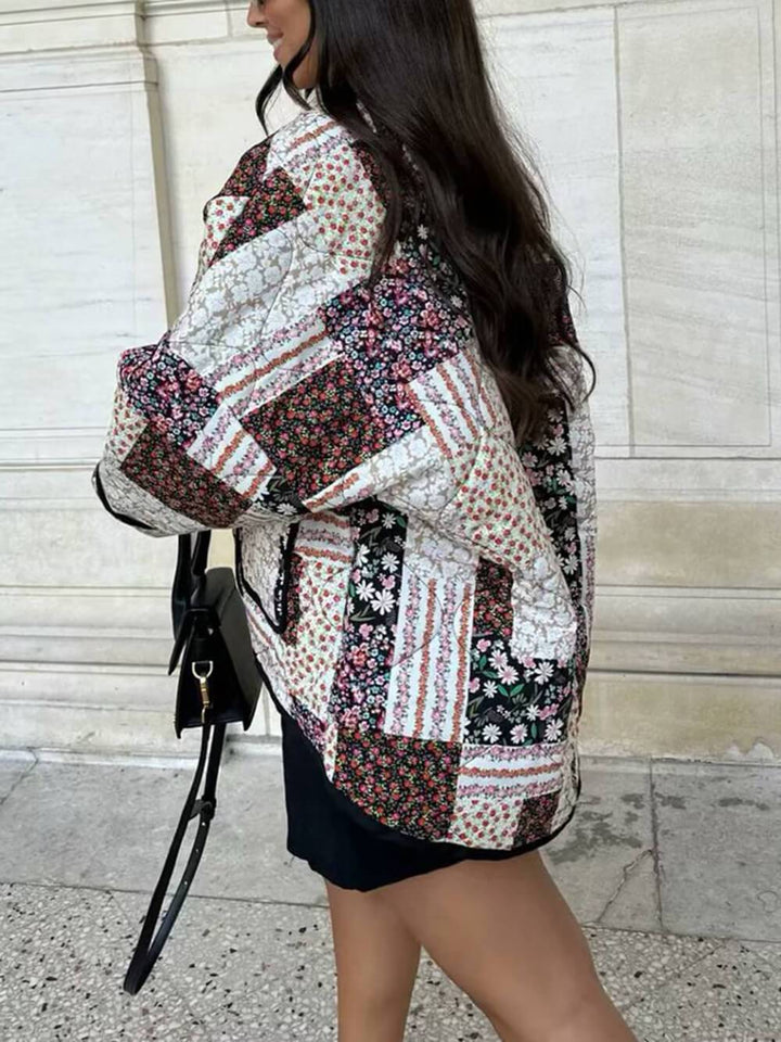 Jaqueta com bolso de lapela e estampa floral patchwork