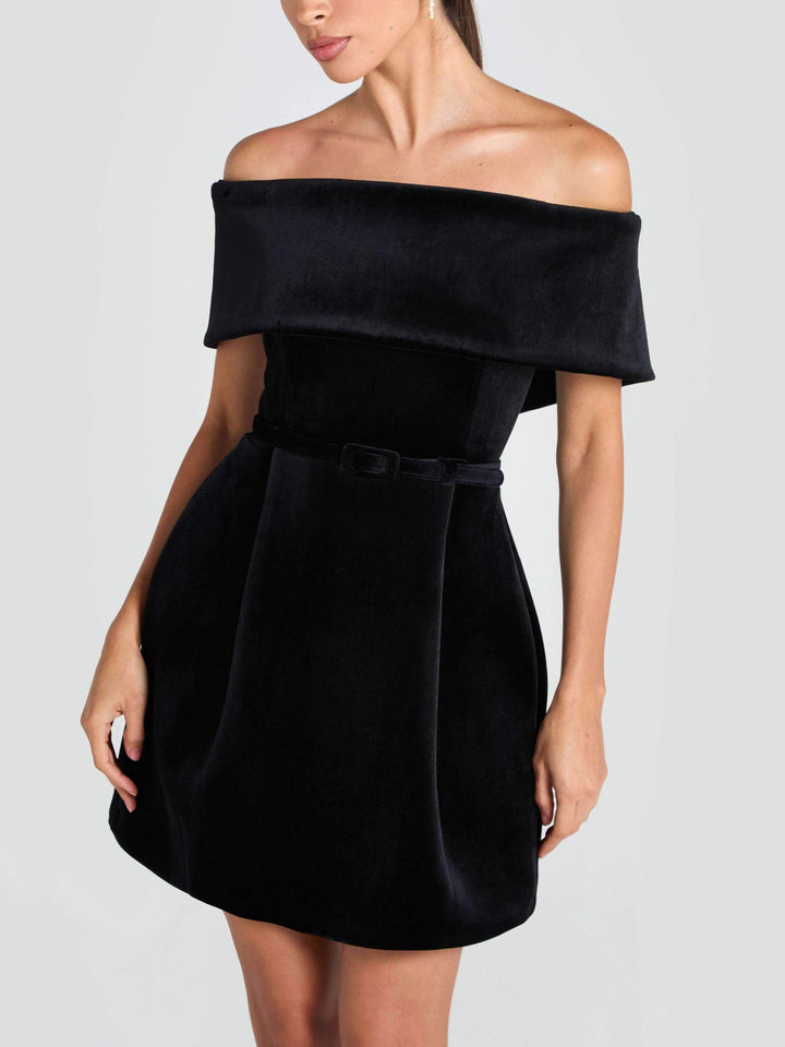 Elegant off-the-shoulder mini kjole