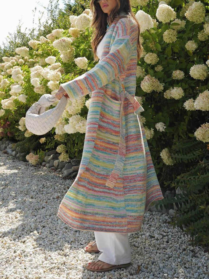 Lange Strickjacke mit exquisiten bunten Streifen und Patchwork-Taschen