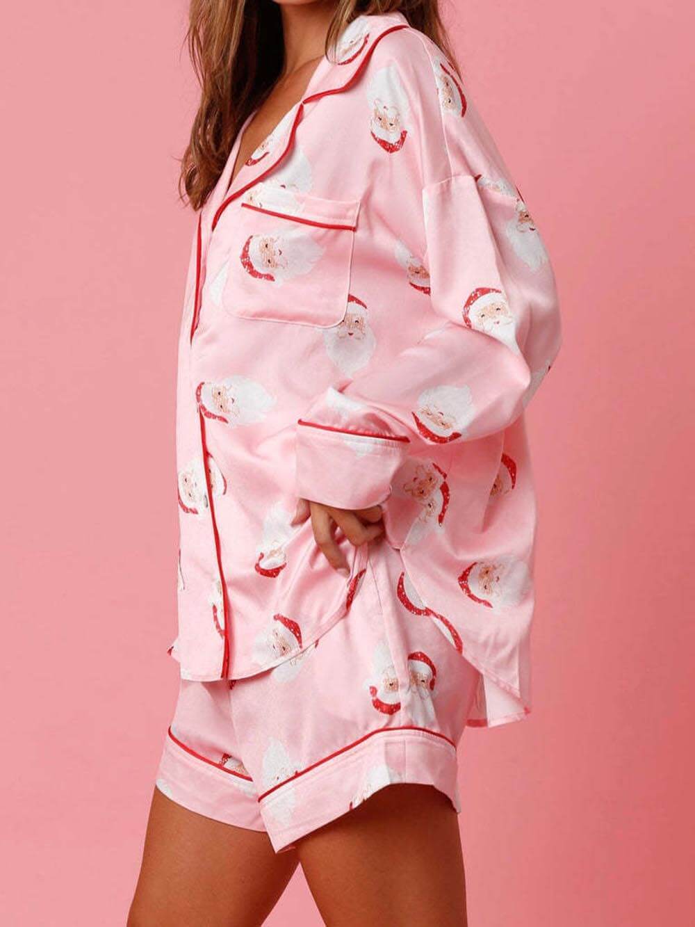 Pyjama-Set mit weihnachtlichem Satin-Print für Zuhause